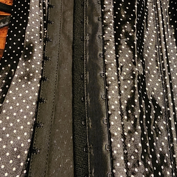 Black Polka Dot Lace Corset - Picture 4 of 4